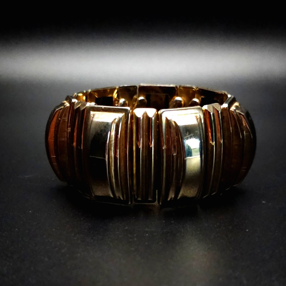 Vintage gold tone expandable bracelet.
